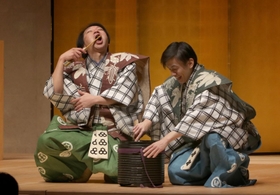 舞台で演じられた狂言「附子」のワンシーン＝加東市上三草、やしろ国際学習熟