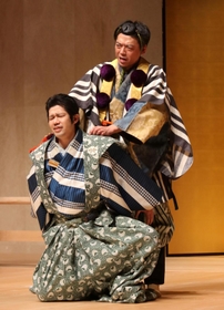 狂言「柿山伏」のワンシーン＝加東市上三草、やしろ国際学習塾