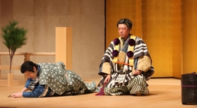 狂言「柿山伏」のワンシーン＝加東市上三草、やしろ国際学習塾