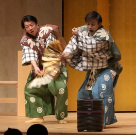茂山逸平さん（左）らが演じた「附子」の一場面＝やしろ国際学習塾