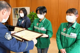 特殊詐欺の被害を防ぎ、感謝状を贈られる３人＝西脇署