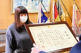 感謝状を受け取る森脇千江さん＝加西署