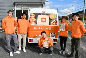 １周年を迎え、「さらに多くの人に利用してほしい」と話す藤井酒販の社員ら＝西脇市鹿野町