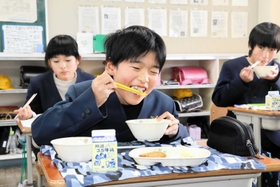 地元産の食材を使ったかす汁を食べる児童ら＝小野市小田町