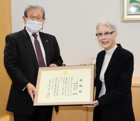 小野市に２億円を寄付した神内良子さん（右）＝小野市中島町