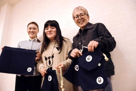 モデルのアーリさん（中央）と母親の嶋尾みち子さん（右）、北尾美和さん＝加西市内
