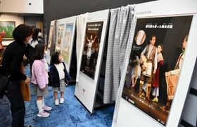 ホールの前には、舞台衣装に使った生地の展示も＝西脇市下戸田
