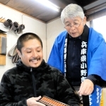 ビャクダンのそろばんを製作した宮永英孝会長（右）と、現社長の信秀さん＝小野市垂井町
