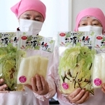 誉田の館いろどりが発売している地元産の野菜を使った漬物＝小野市小田町