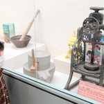 昭和期に生産されたかき氷器などの昔懐かしい生活用品が並ぶ＝小野市西本町