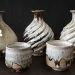 高級酒米「山田錦」の田んぼの土を使った酒器。独特の白が目を引く＝加東市秋津