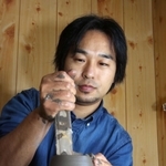 工房で作陶に励む藤村拓太さん＝加東市秋津
