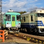 運行開始に向け、整備が続いているキハ４０形（右）と現在運行中の車両＝加西市内