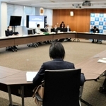学識経験者や公募委員を交えて開かれた空き家対策協議会＝昨年１２月、西脇市役所