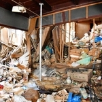 特定空き家に指定された住宅の内部。多くの生活ごみで踏み場がなく、柱やはりも朽ち果てていた＝西脇市東本町