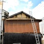 空き家が隣の家にもたれかかる形で崩落を免れている＝西脇市東本町