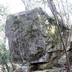 弁慶が積んだ？　山中で存在感を放つ「弁慶の重ね石」＝小野市樫山町