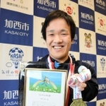 アジアユースパラ競技大会の金メダルや加西市さわやか市民賞の盾を持つ阿部隼万さん＝同市役所