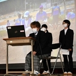 中学生を前に東北でのボランティア活動について報告する西脇北高の生徒＝西脇市鹿野町