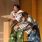 舞台で演じられた狂言「附子」のワンシーン＝加東市上三草、やしろ国際学習熟