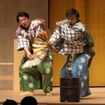 茂山逸平さん（左）らが演じた「附子」の一場面＝やしろ国際学習塾