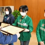 特殊詐欺の被害を防ぎ、感謝状を贈られる３人＝西脇署