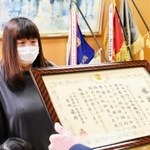 感謝状を受け取る森脇千江さん＝加西署