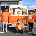１周年を迎え、「さらに多くの人に利用してほしい」と話す藤井酒販の社員ら＝西脇市鹿野町