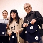 モデルのアーリさん（中央）と母親の嶋尾みち子さん（右）、北尾美和さん＝加西市内