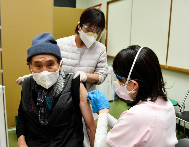 ワクチン接種を受ける高齢者＝西脇市郷瀬町