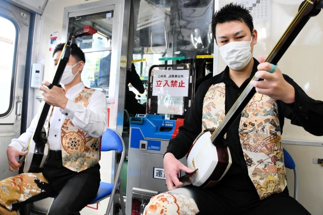 昨年までキハ４０形が走っていた東北との絆を表現し、車内では津軽三味線が演奏された＝加西市内