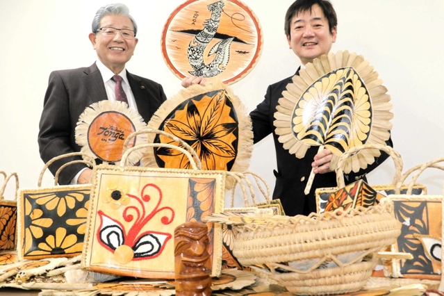 ＪＩＣＡ関西センターの佐藤恭仁彦所長（右）からトンガの返礼品を受け取る蓬〓務市長＝小野市中島町（注）〓は「莱」の「来」が「來」