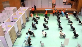 ３回目の集団接種が始まった会場＝加西市健康福祉会館