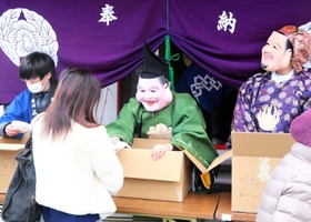 恵比寿と大黒から福豆を受け取る参拝者ら＝播州成田山