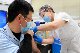 ワクチンの３回目接種を受ける医療従事者＝多可赤十字病院（多可町提供）