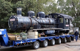 トレーラーで搬出されるＳＬ＝播磨中央公園