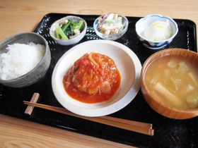 日替わりメニュー「きのこハンバーグのトマト煮込み定食」の一例（船橋さん提供）