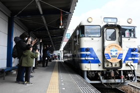 北条鉄道への導入を記念し「津軽三味線列車」「なまはげ列車」として運行されたキハ４０形＝北条町駅