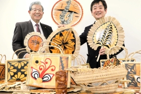 ＪＩＣＡ関西センターの佐藤恭仁彦所長（右）からトンガの返礼品を受け取る蓬〓務市長＝小野市中島町（注）〓は「莱」の「来」が「來」