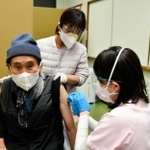 ワクチン接種を受ける高齢者＝西脇市郷瀬町