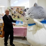 西脇市図書館を訪問し、笹倉邦好教育長（左）に絵本をプレゼントするマル＝西脇市野村町茜が丘