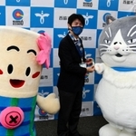 にっしー（左）と片山象三市長（中央）と記念写真を撮るマル＝西脇市役所