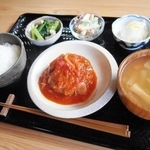 日替わりメニュー「きのこハンバーグのトマト煮込み定食」の一例（船橋さん提供）