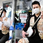 昨年までキハ４０形が走っていた東北との絆を表現し、車内では津軽三味線が演奏された＝加西市内