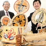 ＪＩＣＡ関西センターの佐藤恭仁彦所長（右）からトンガの返礼品を受け取る蓬〓務市長＝小野市中島町（注）〓は「莱」の「来」が「來」