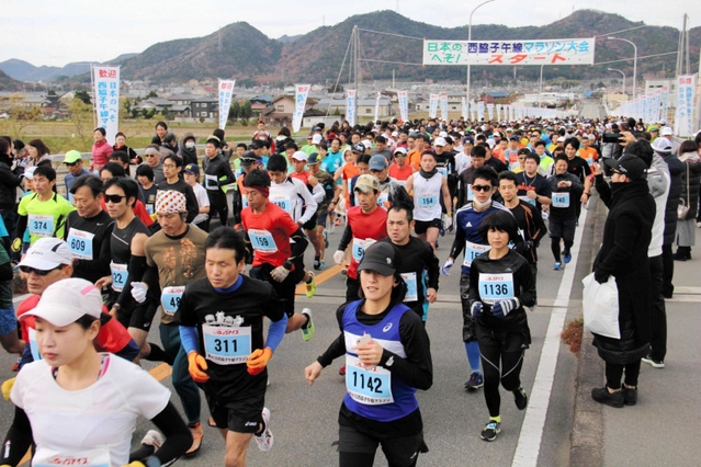 市民ランナーらが参加した日本のへそ西脇子午線マラソン＝２０１８年１２月、西脇市内