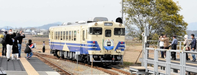 北条鉄道でデビューしたキハ４０形と写真撮影する鉄道ファンら＝法華口駅