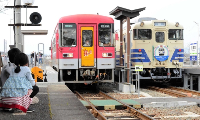 行き違う２台の車両＝法華口駅