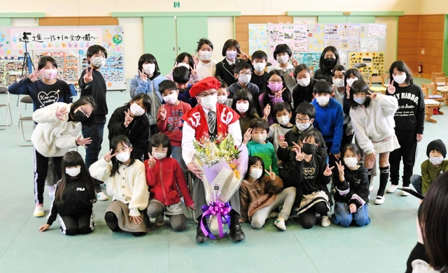 式典の後、記念写真に納まる閑念校長と児童＝西脇市住吉町