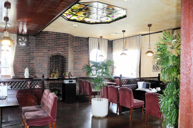 レトロな店内。穏やかな時間が流れる＝小野市市場町